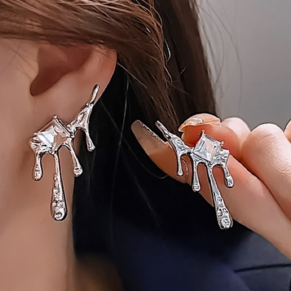 ⚜️𝟯𝟬%𝗢𝗙𝗙 𝗯𝘂𝗻𝗱𝗹𝗲𝘀 𝟯+⚜️ NEW Oozing Rhinestone Contemporary Drop Earrings - Picture 5 of 16